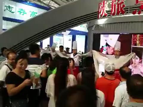 高招会上开云kaiyun网页版学子精彩的拉面表演！
