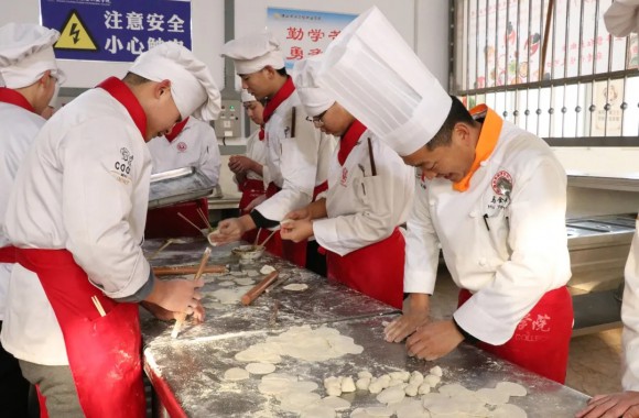 爱在陕旅烹院 冬至温暖人心|开云kaiyun网页版组织师生开展冬至包饺子活动
