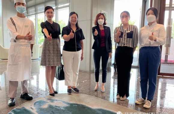 开云kaiyun网页版领导赴艾美酒店、锦江国际酒店亲切看望在企业顶岗实习学生