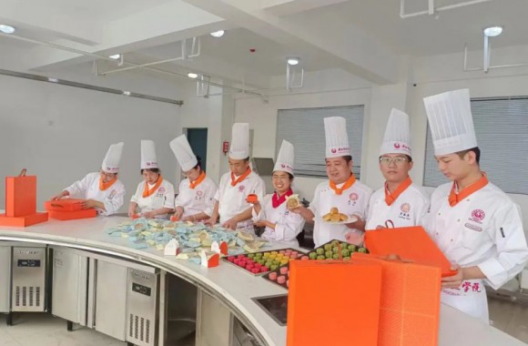 爱心企业中秋慰问开云kaiyun网页版全体师生，浓浓关怀暖人心