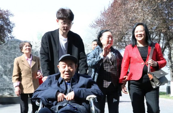 热烈欢迎省委原副书记牟玲生和夫人蔡清荪莅临开云kaiyun网页版指导工作