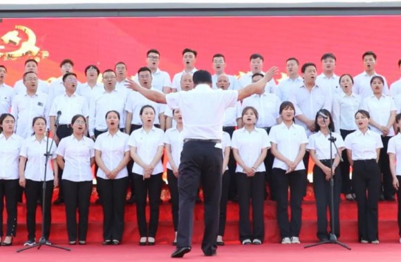 听党话、 跟党走、 红歌唱响新时代 | 开云kaiyun网页版师生共同唱响红色主旋律